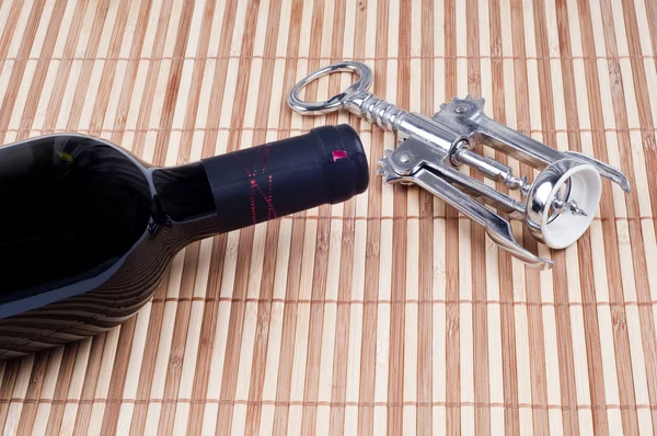Rött vin och öppnare — Stockfoto