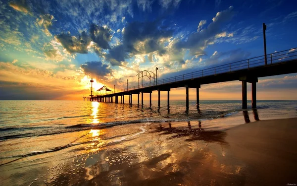 Köprüde gün batımı.