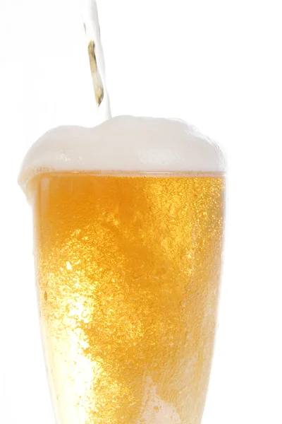 Postrando cerveza sobre vidrio — Foto de Stock