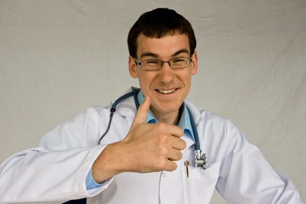 Lustiger junger Arzt — Stockfoto