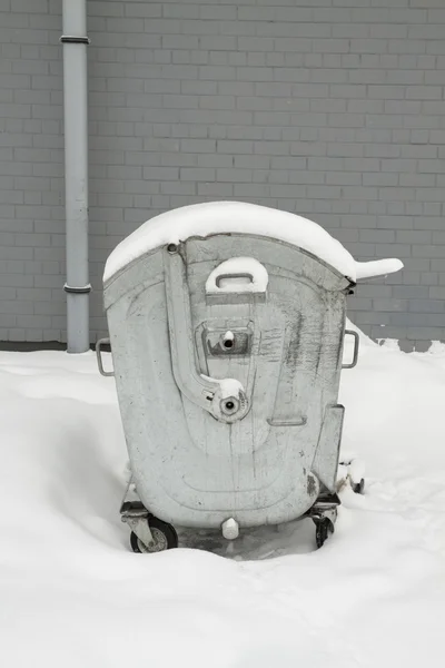 ถังขยะในหิมะ — ภาพถ่ายสต็อก