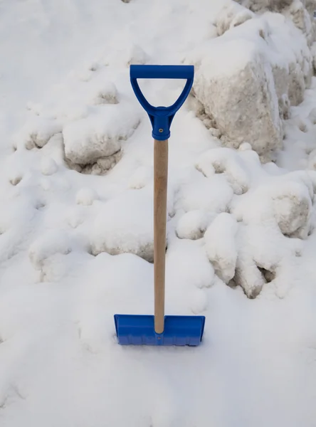 Сніг лопатою — стокове фото