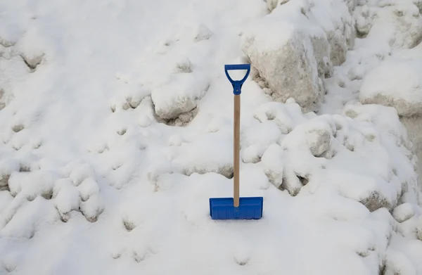 Сніг лопатою — стокове фото
