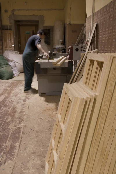 Carpinteiro usando serra elétrica — Fotografia de Stock