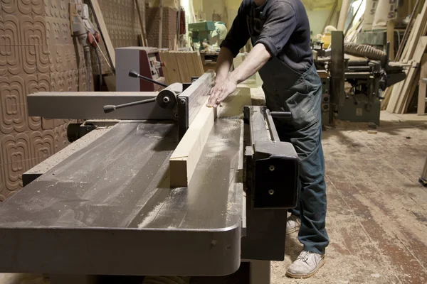 Carpenter using electric saw — Stock Photo, Image