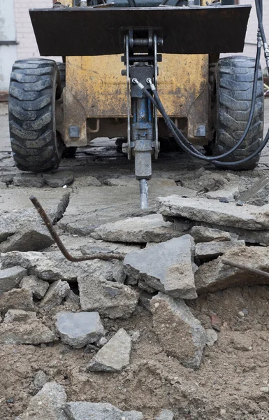 アスファルトの掘削手持ち削岩機します。 — ストック写真