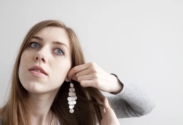 Vrouw met earring — Stockfoto