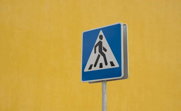 Пішохідний перехід дорожній знак — стокове фото