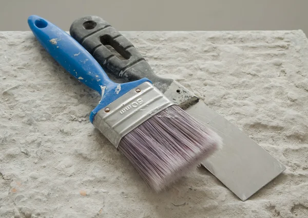 Brush and putty knife — Stock Photo, Image