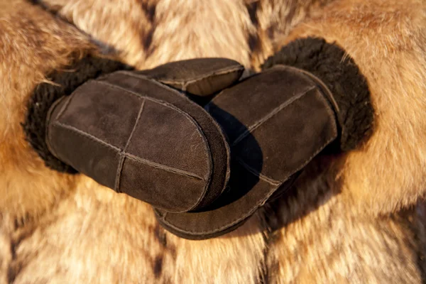 Noszenie futra i rękawiczki zimą zimno — Zdjęcie stockowe