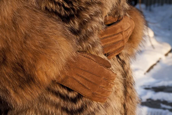 Porter un manteau de fourrure et des gants en hiver froid — Photo