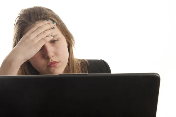 Menina triste com laptop — Fotografia de Stock