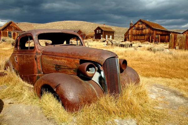 Rdza stary samochód — Zdjęcie stockowe