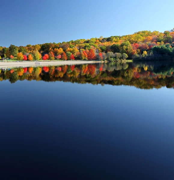 Krásný podzim jezero — Stock fotografie