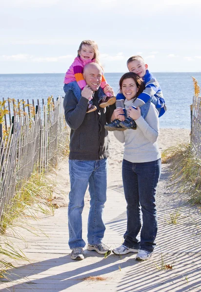Family at beach — Stock Photo, Image