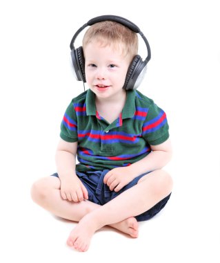 Kulaklık takmış müzik dinleyen çocuk.