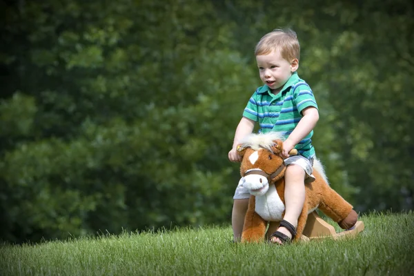 Zabawka konia i chłopiec — Zdjęcie stockowe