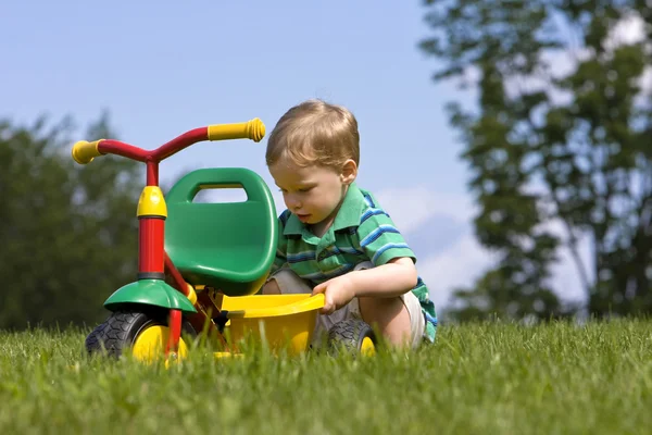 Chłopiec badania pojazdu trójkołowego — Zdjęcie stockowe