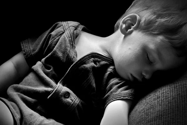 Sovande pojke — Stockfoto