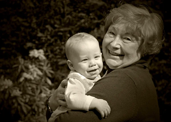 Grootmoeder met kleinzoon — Stockfoto