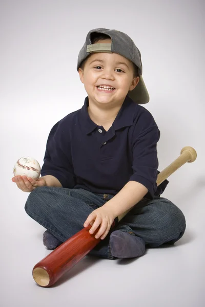 Хлопчик з бейсбольною битою — стокове фото