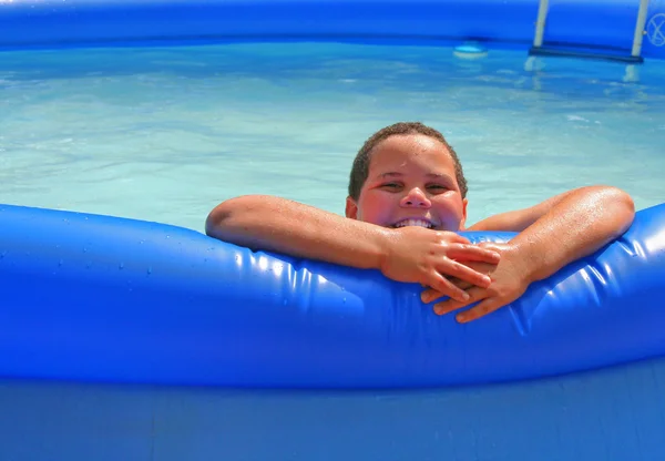 Jongen in zwembad — Stockfoto