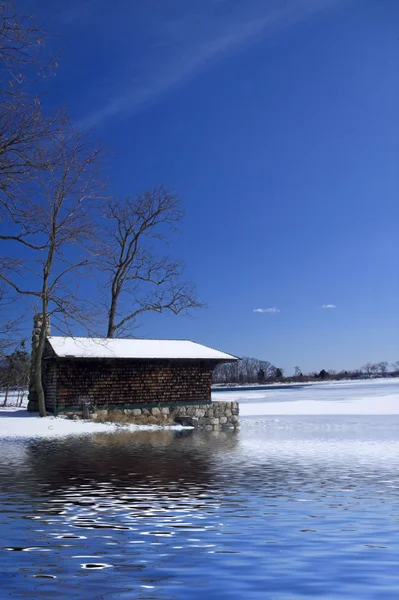 Cabin on frozen lake — Stock Photo, Image