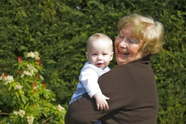 おばあちゃんと孫 — ストック写真
