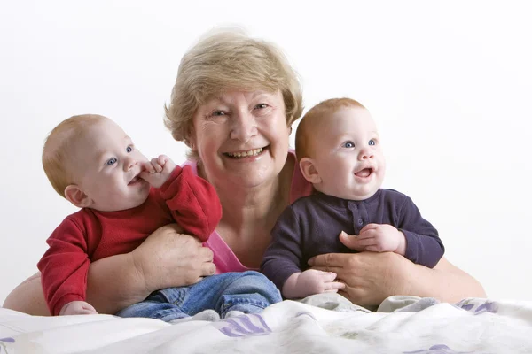 Бабуся і онуків — стокове фото