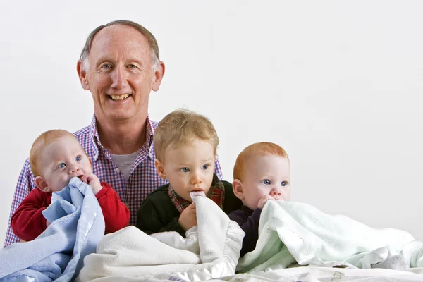 Avô com netos — Fotografia de Stock