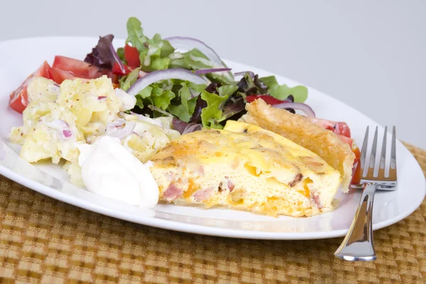 Quiche and salad — Stock Photo, Image