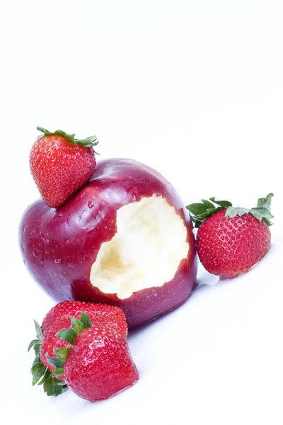 Aardbeien en apple — Stockfoto