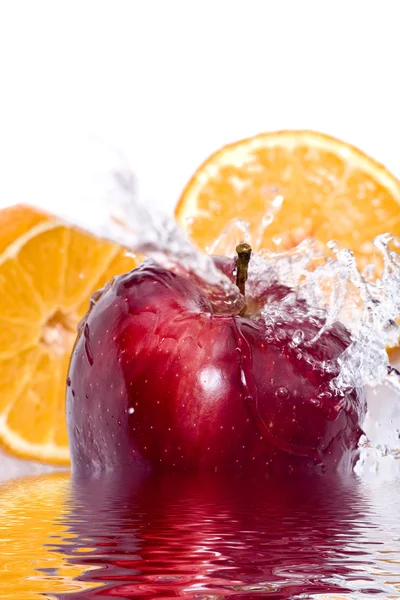 Jablko a pomeranč splash — Stock fotografie