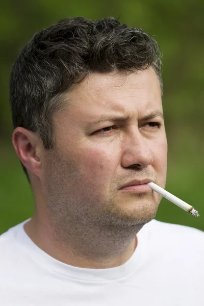 Близькосхідний чоловік палить — стокове фото