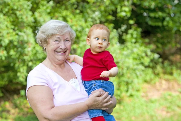 Бабушка держит ребенка — стоковое фото