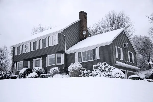Χιονισμένο σπίτι — Φωτογραφία Αρχείου