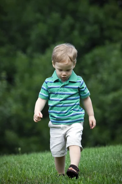 Chłopiec spaceru — Zdjęcie stockowe