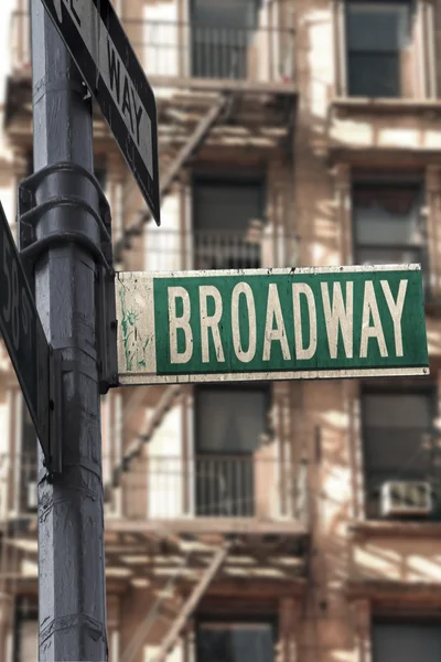 Broadway undertecknar framme i hyreshus — Stockfoto