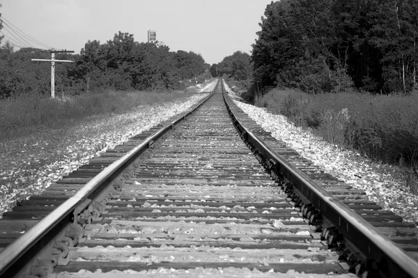 Trilhas de trem em preto e branco — Fotografia de Stock