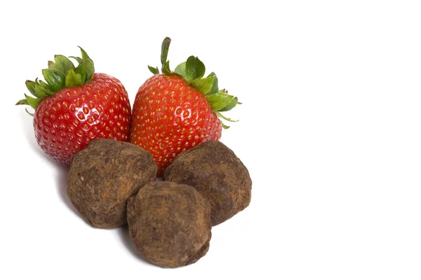 Erdbeeren und Schokoladentrüffel — Stockfoto