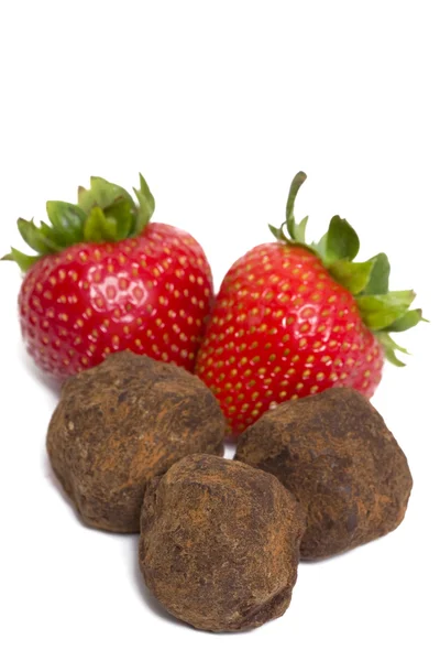 Aardbeien en chocolade truffels — Stockfoto