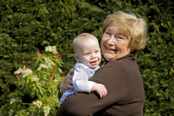 Großmutter mit Enkel — Stockfoto