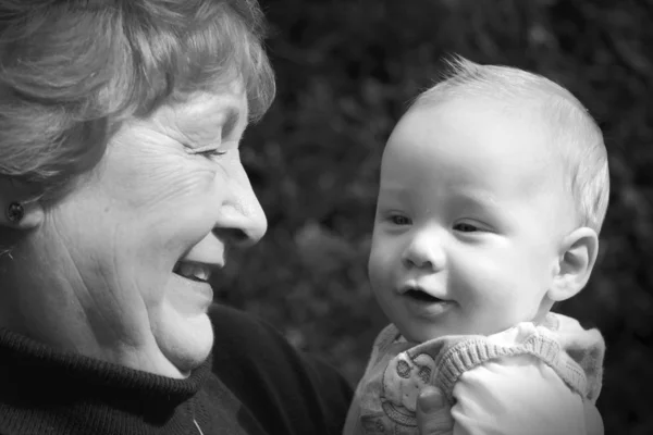 Großmutter mit Enkel — Stockfoto