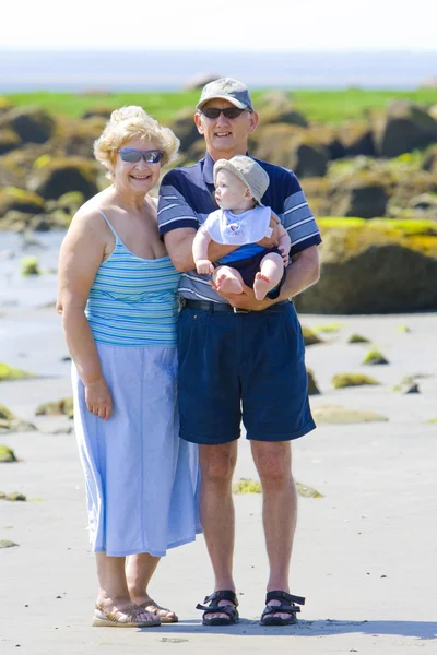 Бабушка и дедушка на пляже — стоковое фото