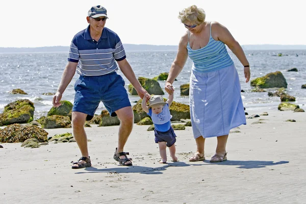 Grootouders op het strand — Stockfoto