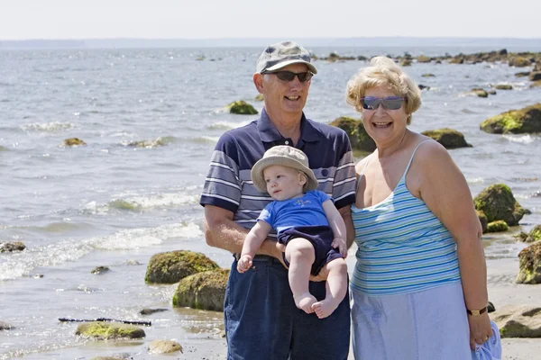 해변에서 조부모 — 스톡 사진