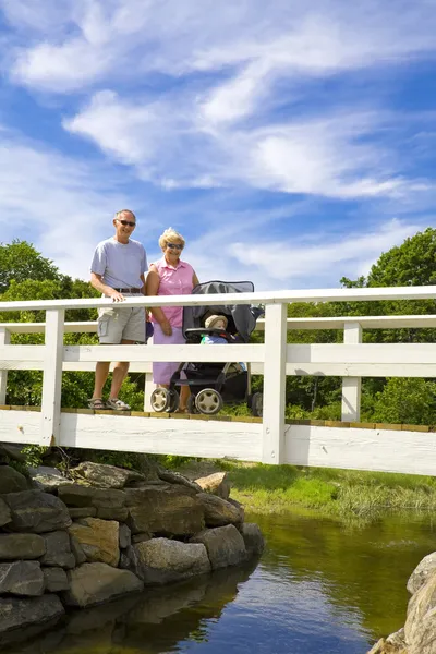 橋の上の祖父母 — ストック写真