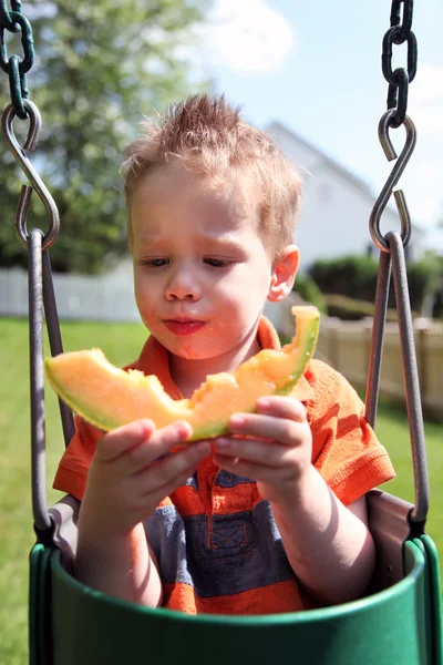 Junge isst Melone — Stockfoto