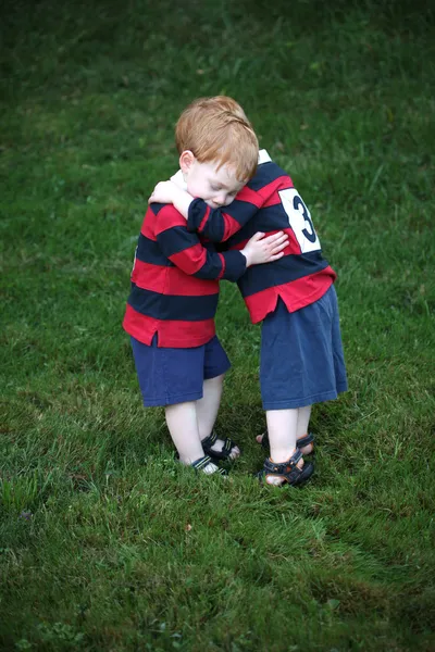 Abraço gêmeo — Fotografia de Stock