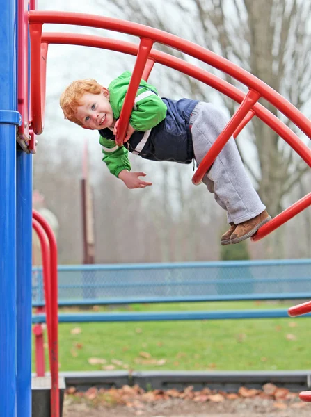 Jongen spelen — Stockfoto